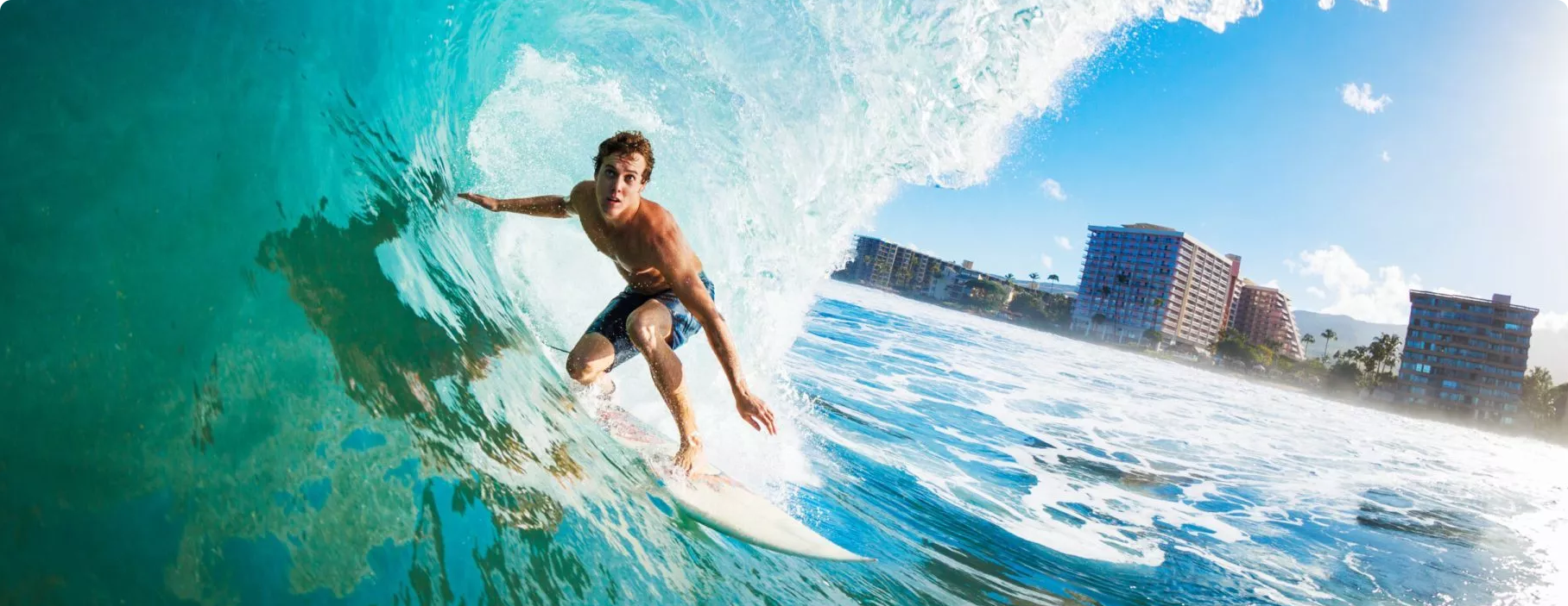 Persona practicando deporte de aventura en montana