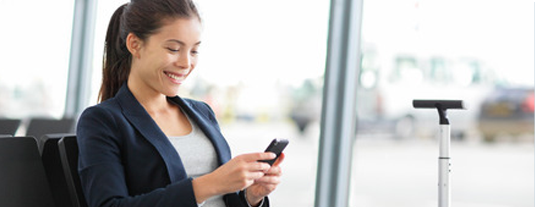 Viajero digital explorando nuevas tendencias de viaje